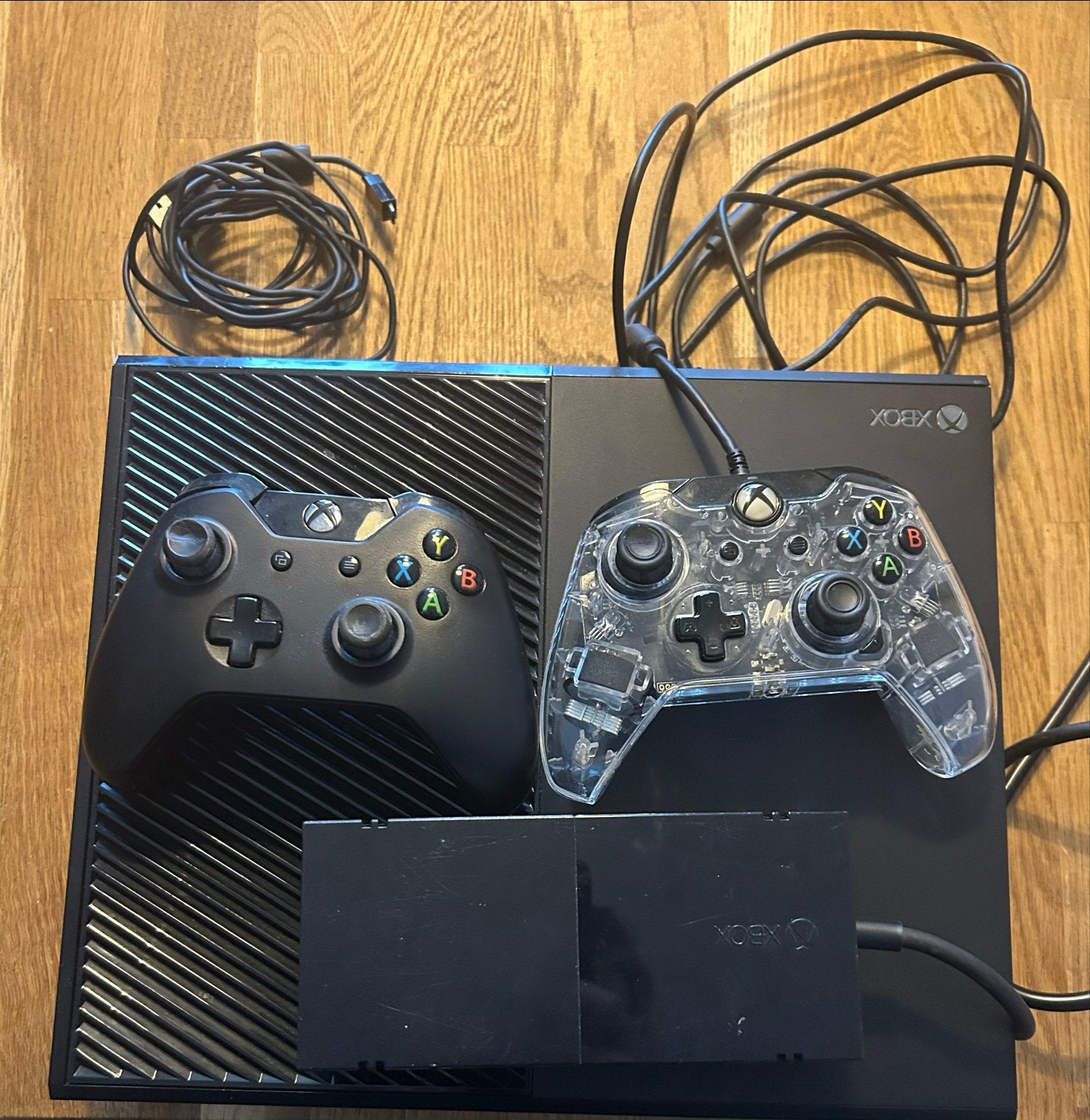 Xbox One 500GB met 2 controllers en 7 FIFA/PES games, Spelcomputers en Games, Games | Xbox One, Gebruikt, 2 spelers, Eén computer