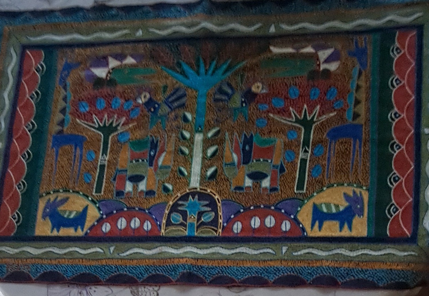 Handgeborduurd tapijt met dieren en bomen, Antiek en Kunst, Antiek | Kleden en Textiel, Ophalen of Verzenden