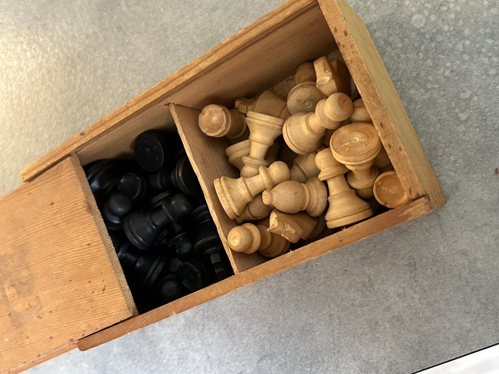 Kistje met houten schaakstukken, Ophalen of Verzenden, Zo goed als nieuw
