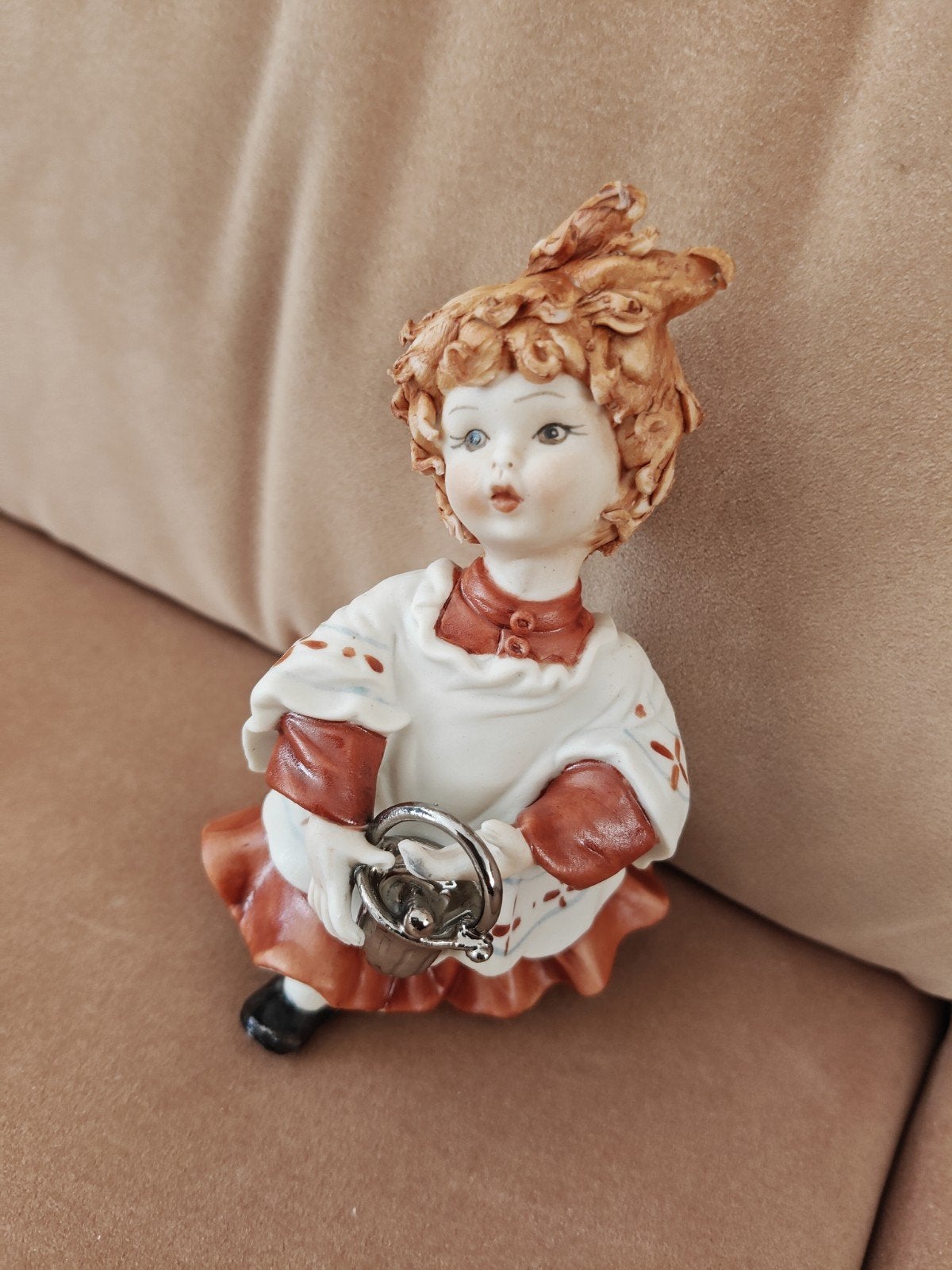 Vintage Porseleinen Beeldje Meisje met Mandje, Verzamelen, Ophalen, Gebruikt, Mens