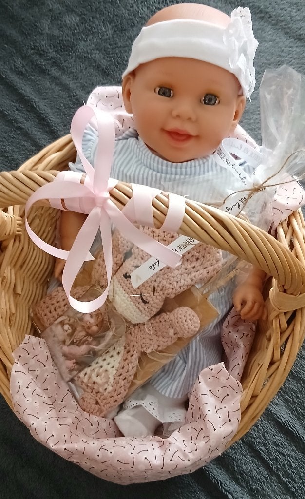 Arias pop met mand, en gehaakte knuffel konijn. Cadeau mand, Ophalen, Nieuw, Pop