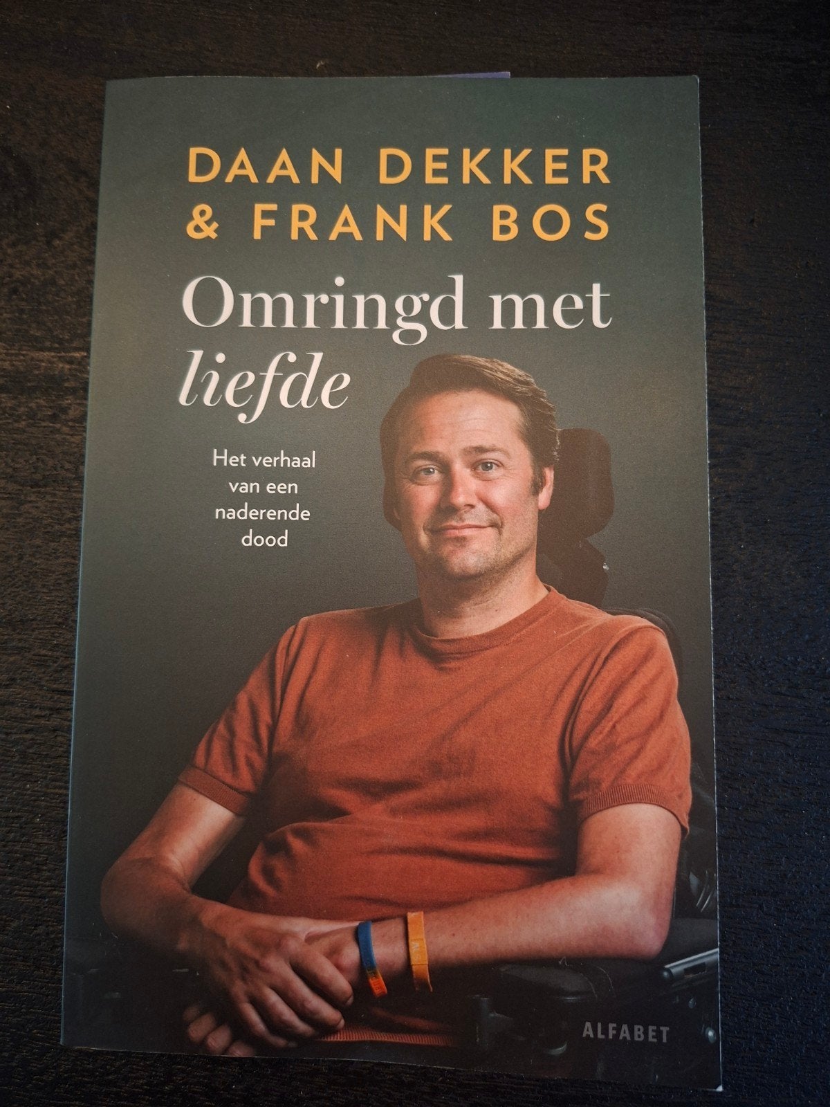 Omringd met liefde - Daan Dekker & Frank Bos, Ophalen of Verzenden, Zo goed als nieuw, Daan Dekker & Frank Bos, Overige