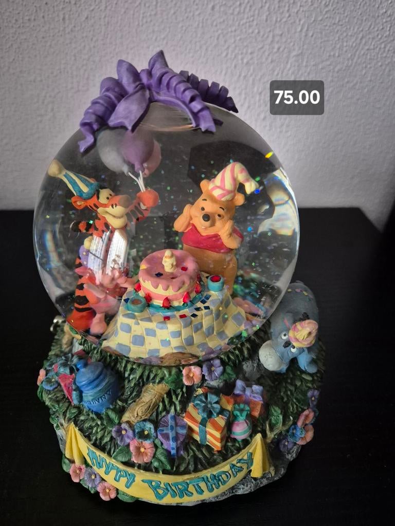 Verjaardag globe van winnie the pooh en vrienden, Ophalen of Verzenden, Winnie de Poeh of vrienden, Zo goed als nieuw, Beeldje of Figuurtje