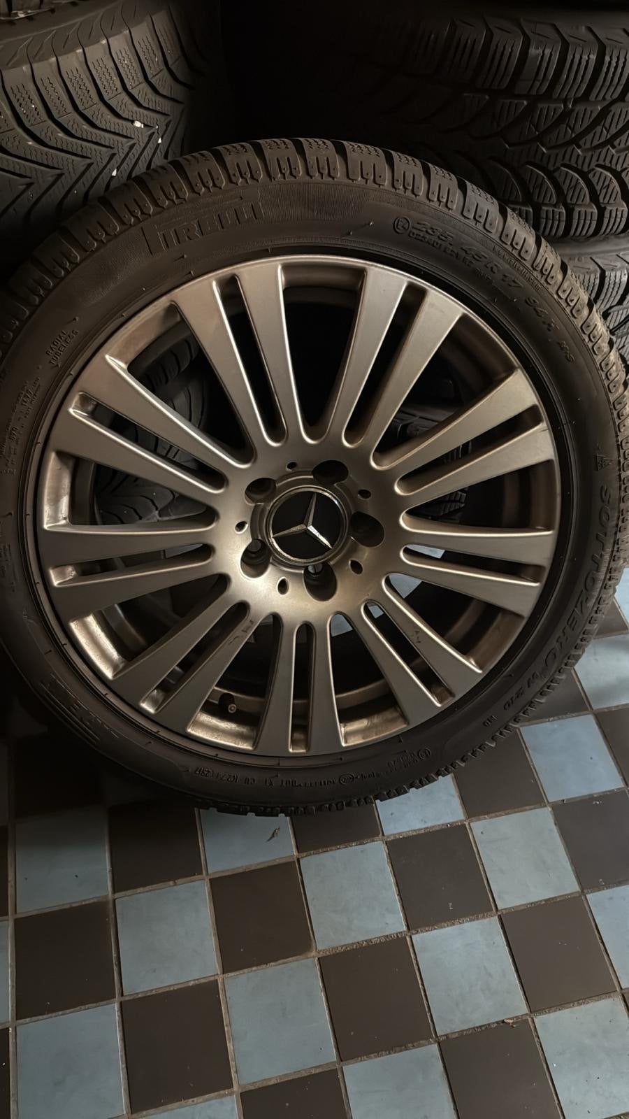 Mercedes Velgen met Winterbanden - Pirelli Sottozero, Auto-onderdelen, Ophalen, Gebruikt, Banden en Velgen, 17 inch