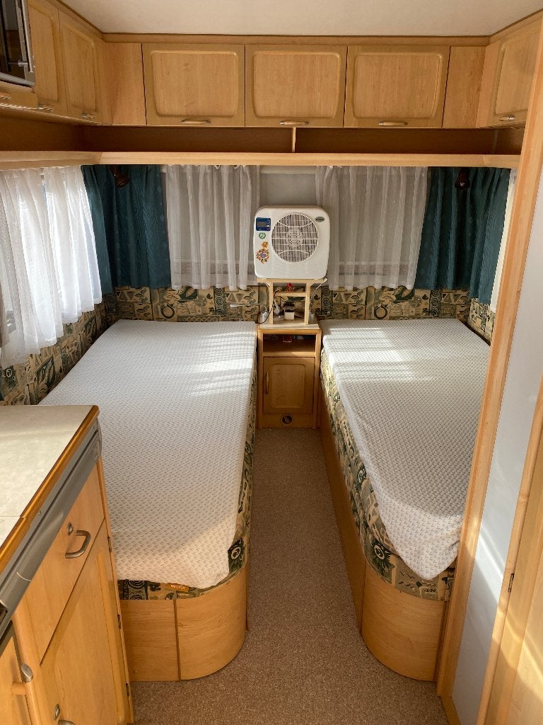 Supermooie complete Caravan met langs bedden., Caravans en Kamperen, Caravans, Particulier, tot en met 4, 750 - 1000 kg, Rondzit
