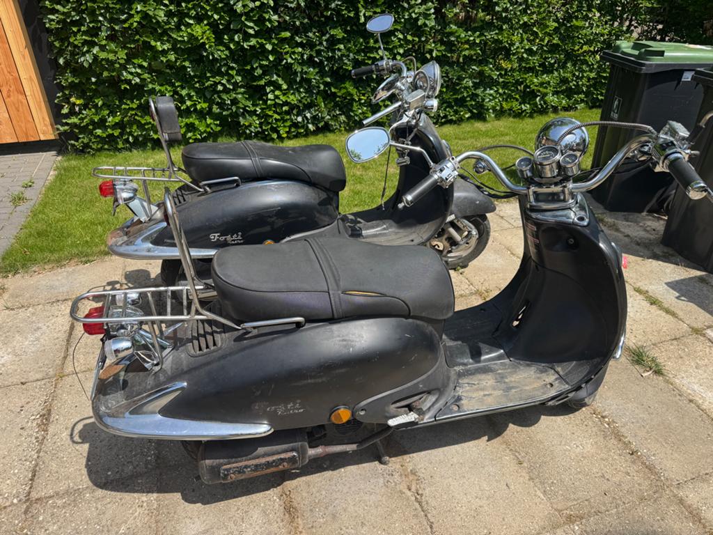 2 Grande Retro scooters op kenteken, Fietsen en Brommers, Snorfietsen en Snorscooters, Gebruikt, Overige merken, Benzine, Ophalen