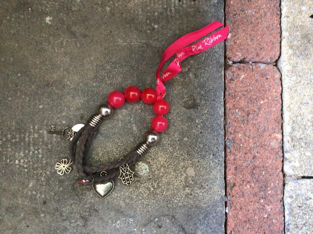 Pink Ribbon armbandje met bedeltjes, Sieraden, Tassen en Uiterlijk, Armbanden, Overige materialen, Ophalen of Verzenden, Zo goed als nieuw