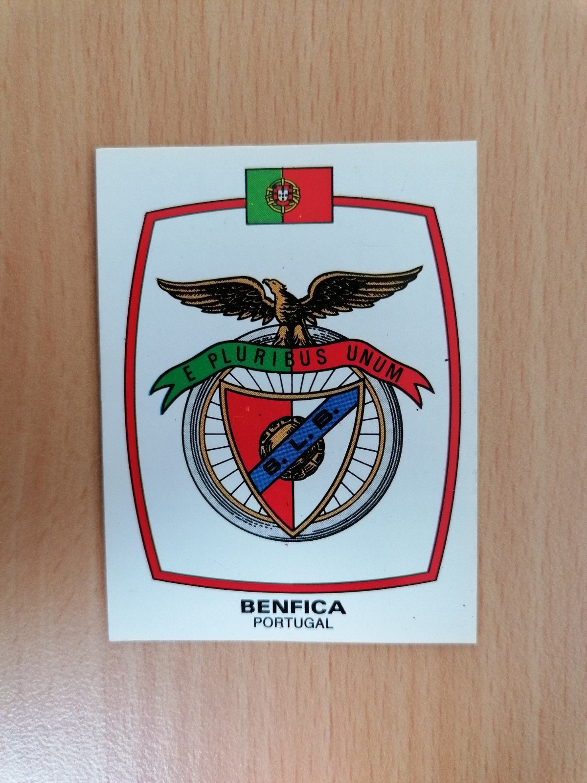 Panini Voetbal 88 #404 Benfica embleem., Verzamelen, Ophalen of Verzenden, Zo goed als nieuw, Ajax, Poster, Plaatje of Sticker