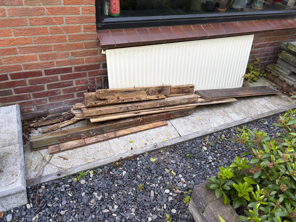 Gratis af te halen: Kachelhout, Tuin en Terras, Haardhout, Minder dan 3 m³, Ophalen, Overige houtsoorten, Blokken