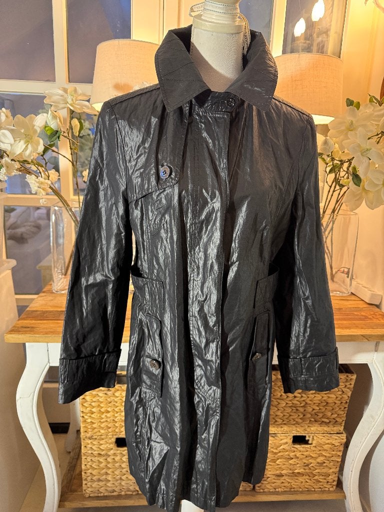 Chique, Zwart glanzend trenchcoat Gil Bret, 36/S, ZGAN., Verzenden, Zo goed als nieuw, Maat 36 (S), Zwart