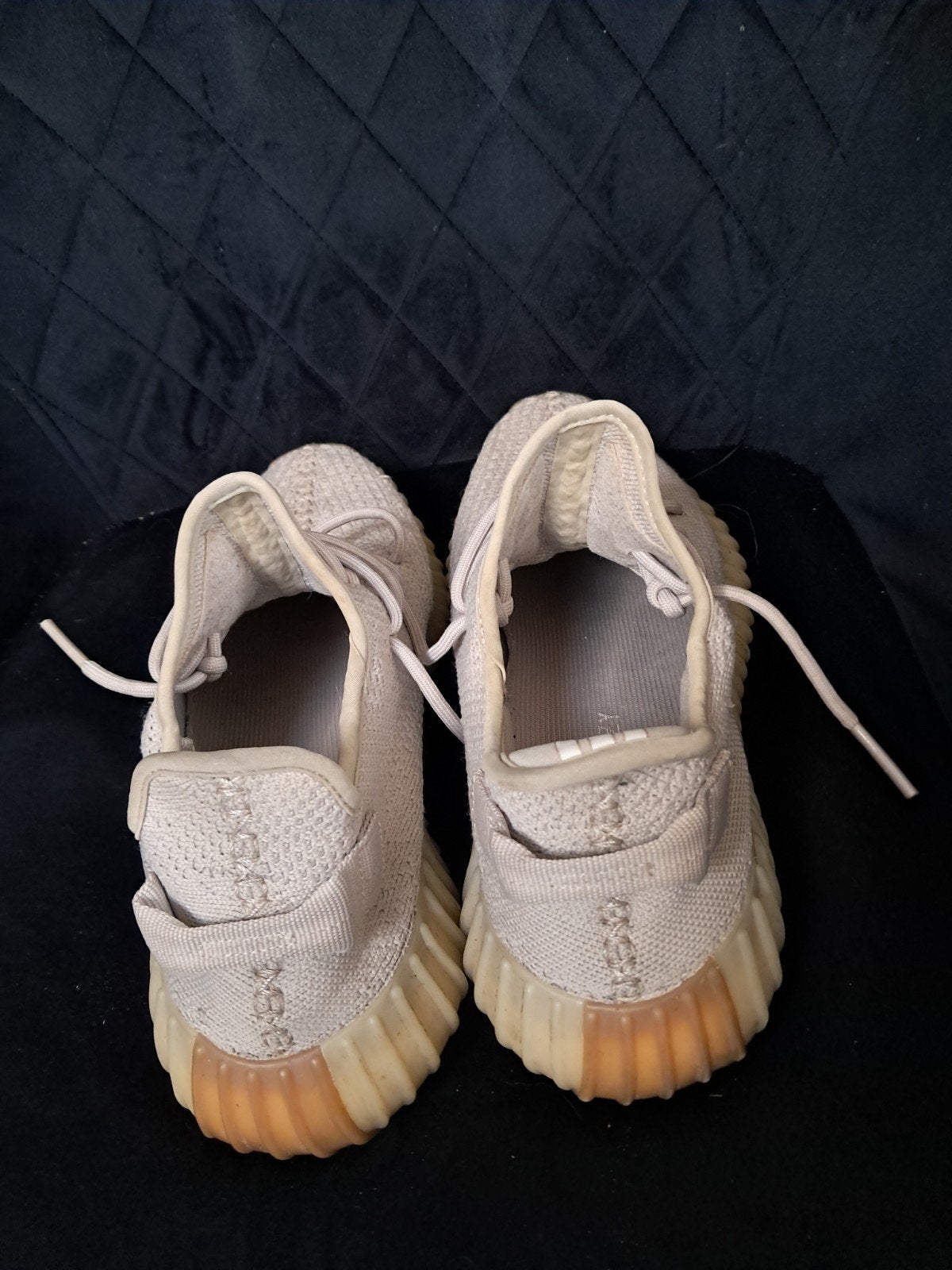 Adidas Yeezy Boost 350 V2 Light - Maat 44, Kleding | Heren, Schoenen, Ophalen of Verzenden, Gedragen, Overige kleuren