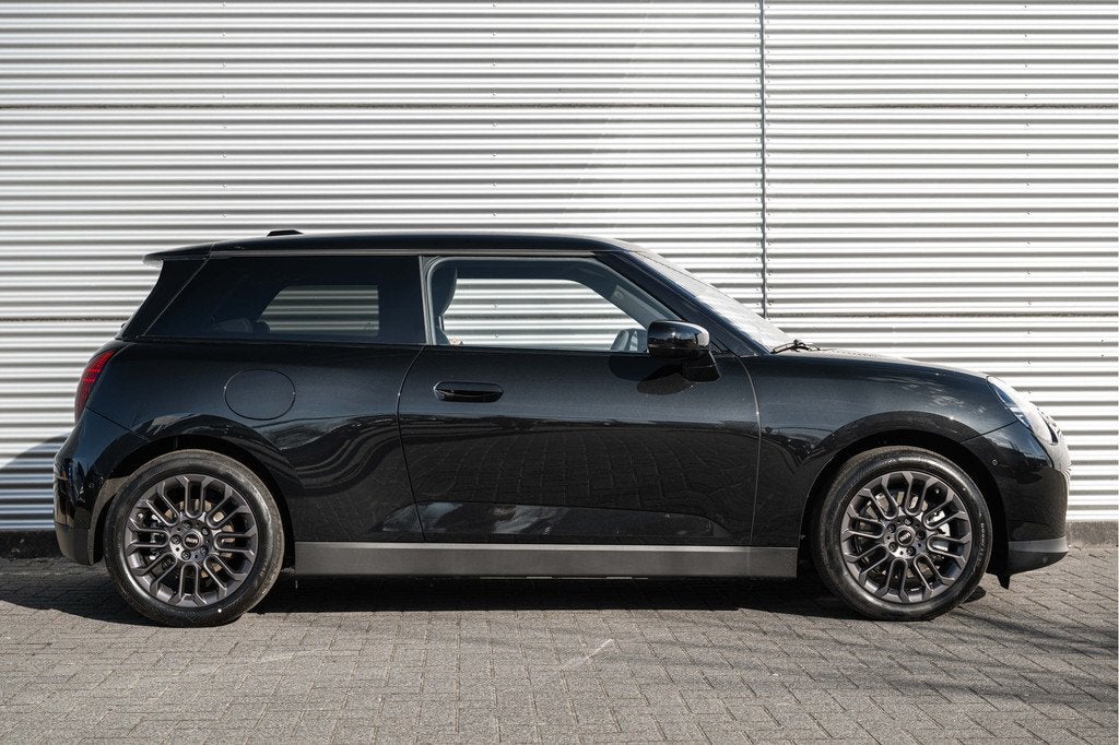 MINI Hatchback Cooper E Black Yard / LED / Head-Up / Parking, Auto's, Mini, Gebruikt, Zwart, Met garantie (alle), 4 stoelen