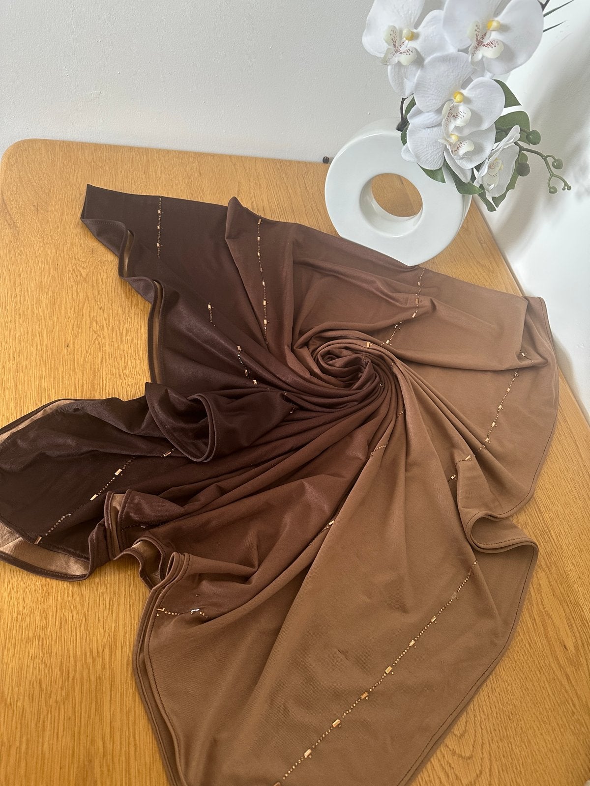 Mooie bruine sjaal met gouden details, Kleding | Dames, Ophalen of Verzenden, Nieuw