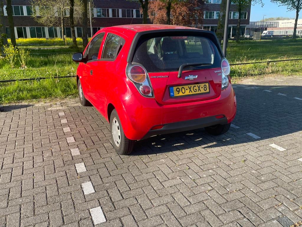 Chevrolet Spark 1.0 Bifuel 2012 Rood, Auto's, Chevrolet, 37 €/maand, 4 cilinders, Achteruitrijcamera, Origineel Nederlands