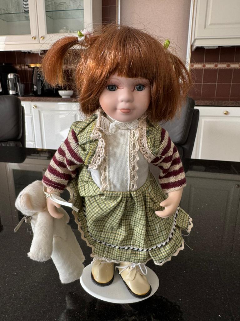 Bieden: Pop meisje met teddybeer 30 cm, Verzamelen, Poppen, Ophalen of Verzenden, Zo goed als nieuw, Pop