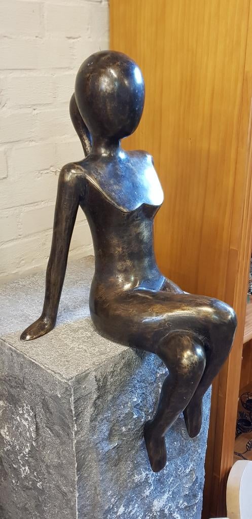 RANDZITTER / DAME / VROUW / bronzen tuinbeeld, Tuin en Terras, Tuinbeelden, Nieuw, Mensenbeeld, Ophalen of Verzenden