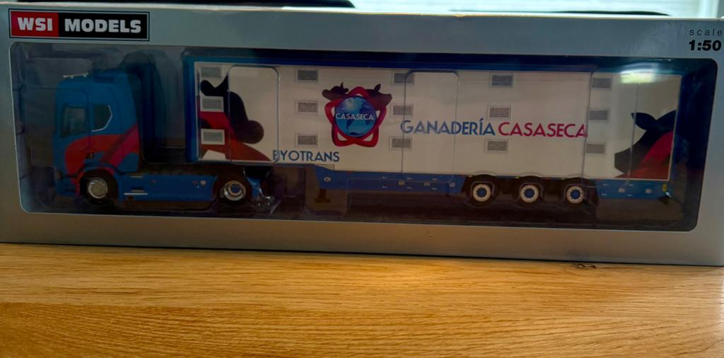 WSI 1:50 Scania R Highline CR20H 4x2 Vee Trailer, Hobby en Vrije tijd, Modelauto's | 1:50, Ophalen of Verzenden, Nieuw, Bus of Vrachtwagen