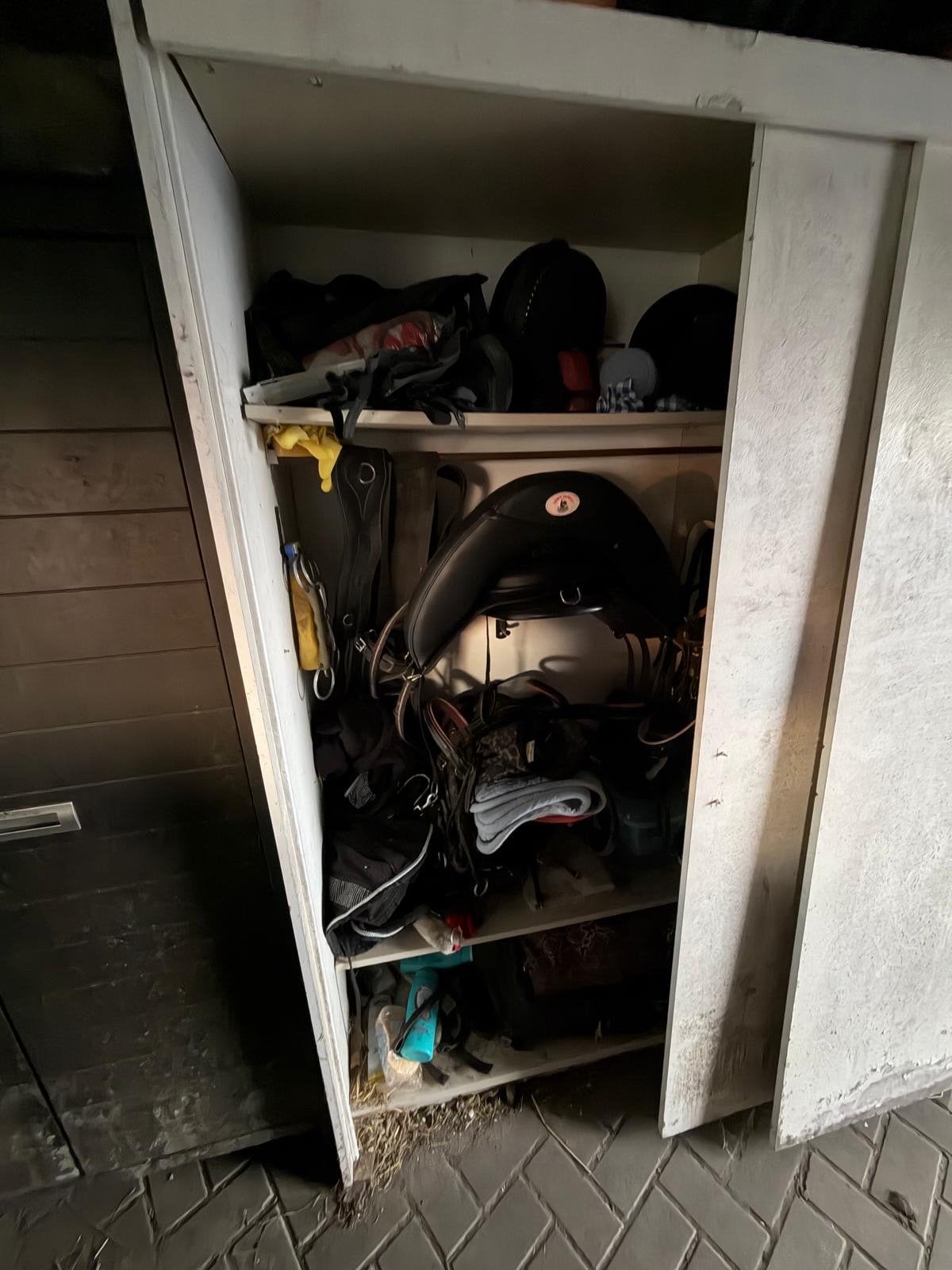 Grote zadelkast met schuifdeur, Huis en Inrichting, Kasten | Kledingkasten, Ophalen, Met plank(en), Gebruikt, 200 cm of meer