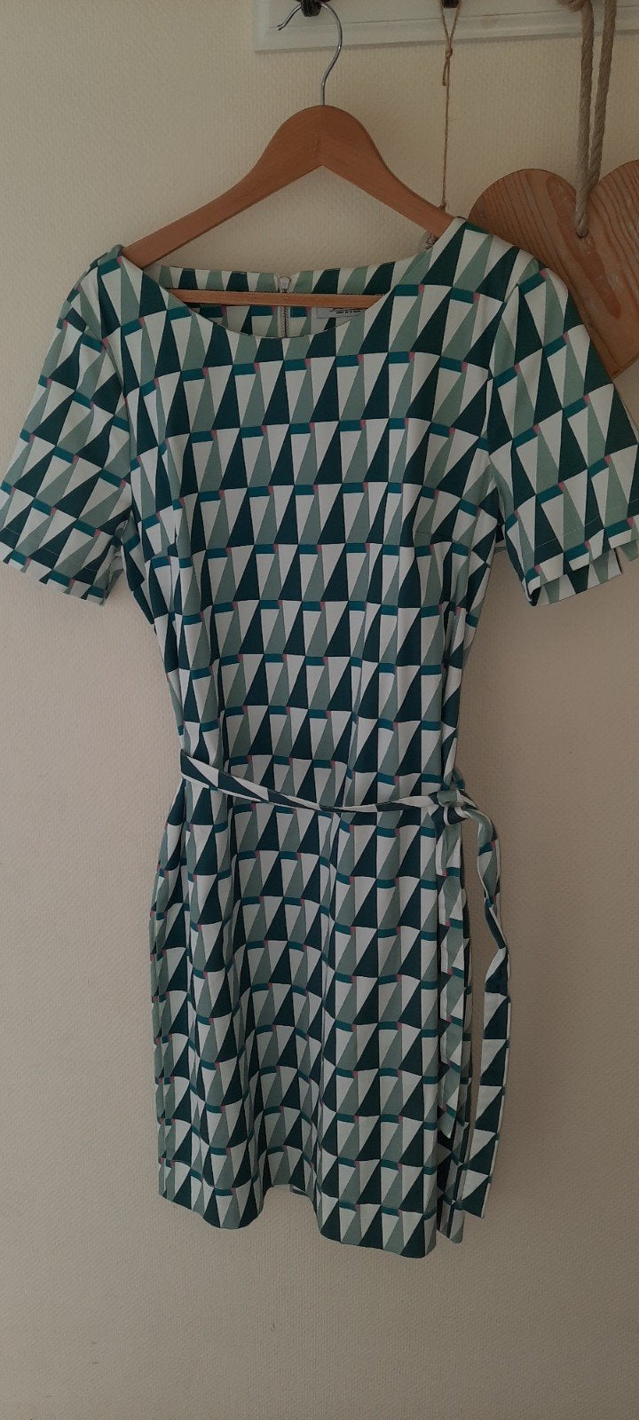 Le Pep Jurk met Geometrische Print en Ceintuur - Maat XL, Kleding | Dames, Maat 46/48 (XL) of groter, Ophalen of Verzenden, Zo goed als nieuw