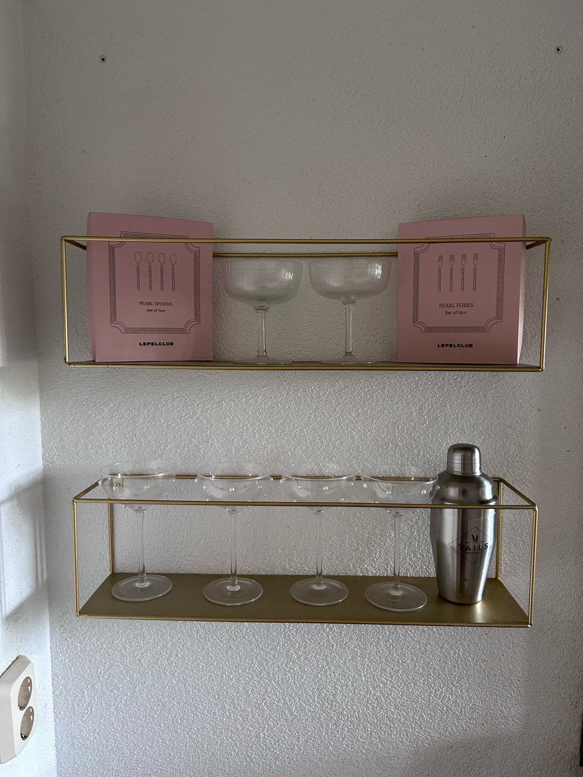 2 gouden wandplankjes, makkelijk op te hangen, loods 5, Ophalen of Verzenden, Zo goed als nieuw