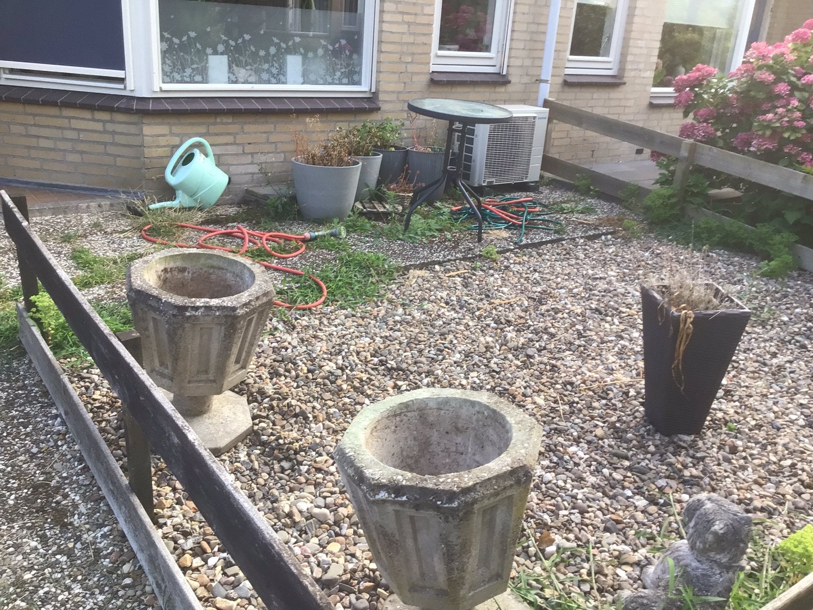 Gratis 2 betonnen planten, potten op voet., Tuin en Terras, Ophalen, Overige materialen, Gebruikt, Wit