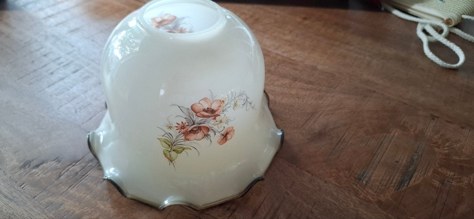 Melkglazen Lampenkap met Bloemmotief en Donkere Rand, Gebruikt, Overige typen, Rond, Ophalen of Verzenden
