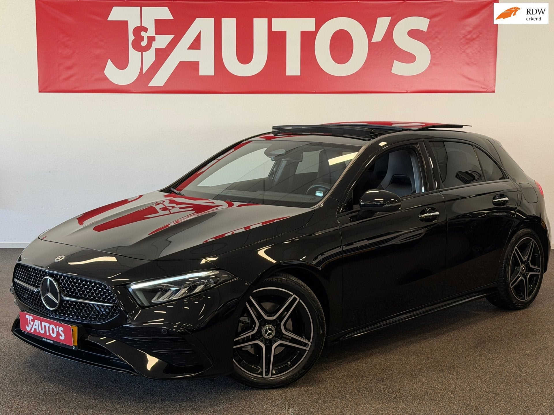 Mercedes-Benz A-klasse 200 AMG LINE|NAVIGATIE|CAMERA|PANODAK, Gebruikt, 4 cilinders, Met garantie (alle), Bedrijf