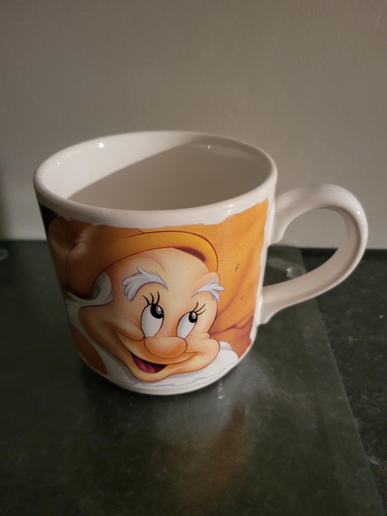 Disney Dommel Mok - Sneeuwwitje en de Zeven Dwergen, Gebruikt, Keramiek, Ophalen of Verzenden, Overige stijlen