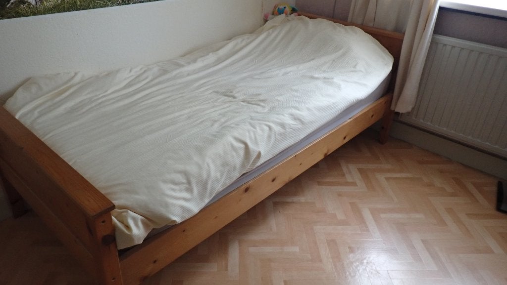 Gratis bed met zgan matras en beddengoed, Ophalen, 90 cm, Eenpersoons, Beige