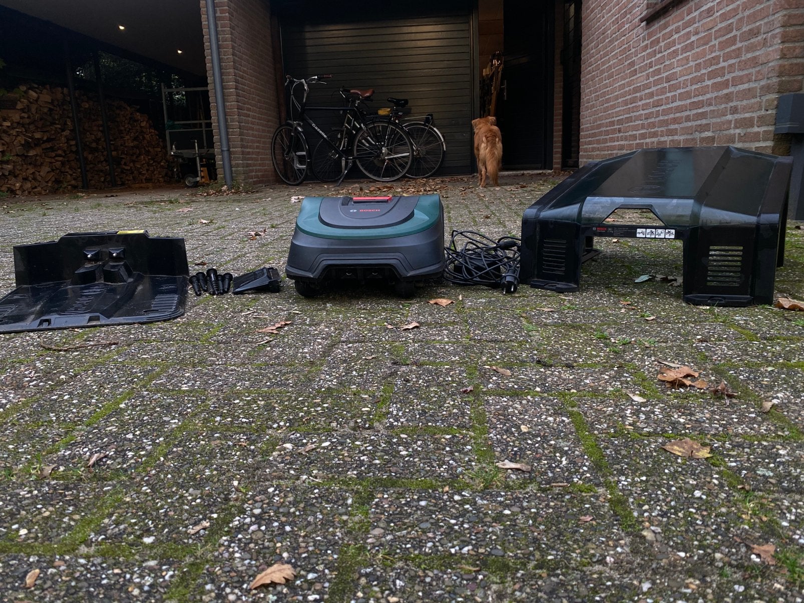 Bosch Indego XS 300 robotmaaier + garage en accessoires, Ophalen, Zo goed als nieuw