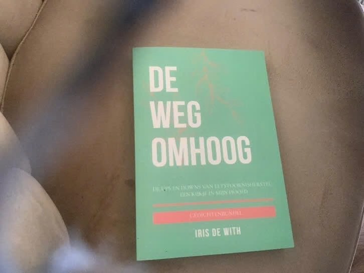 De Weg Omhoog - Iris de With (Gedichtenbundel), Boeken, Ophalen of Verzenden, Zo goed als nieuw, Overige sporten, Iris de With