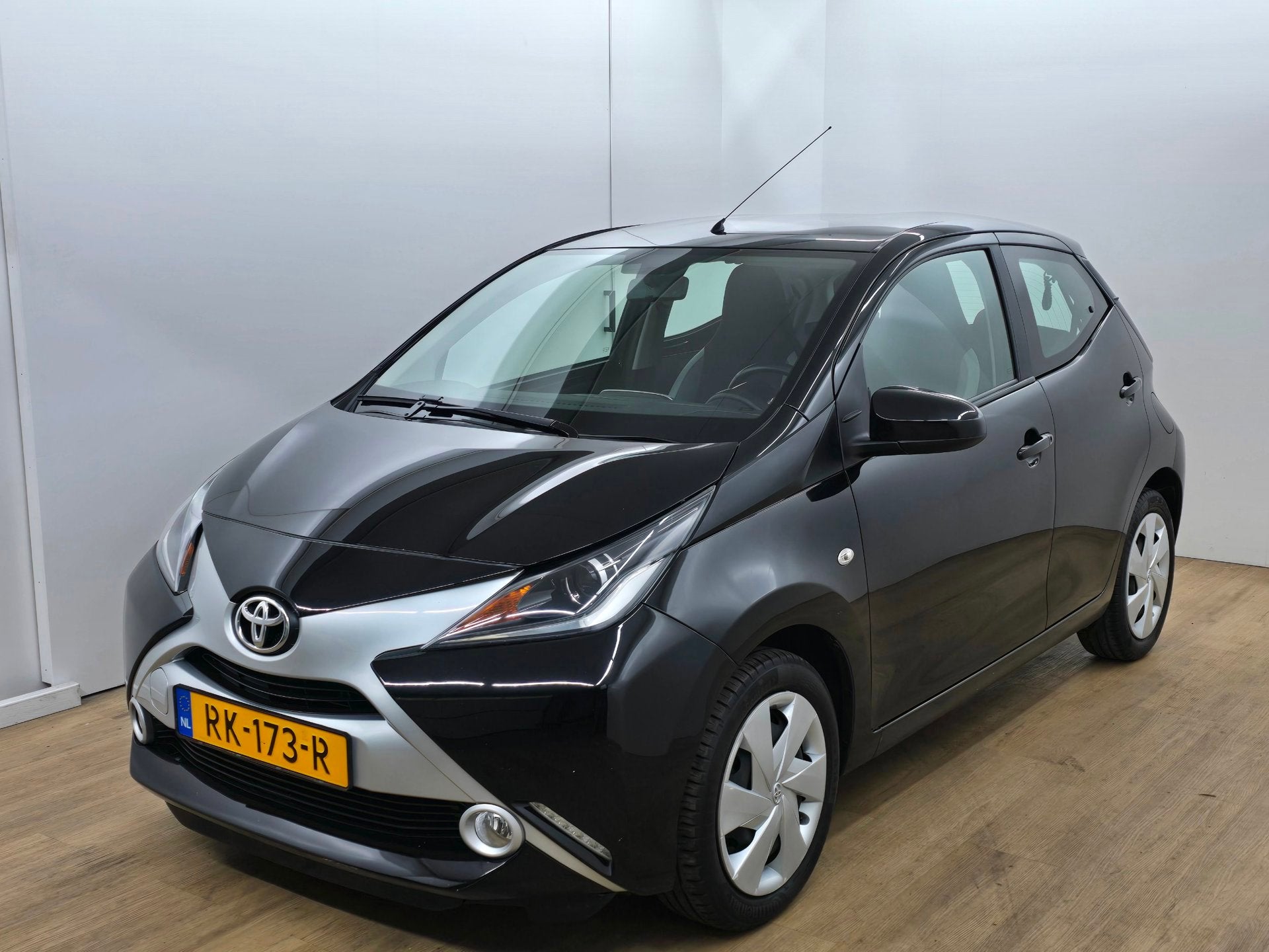 Toyota Aygo Occasion 1.0 VVT-i x-play | Zwart | Tweedehands, Voorwielaandrijving, Dealer onderhouden, Gebruikt, 4 stoelen