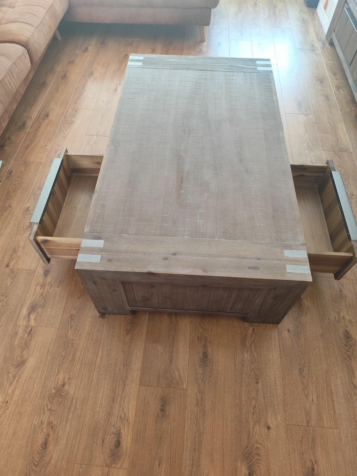 Robuuste houten salontafel €100.-, Ophalen, 100 tot 150 cm, 50 tot 100 cm, Zo goed als nieuw