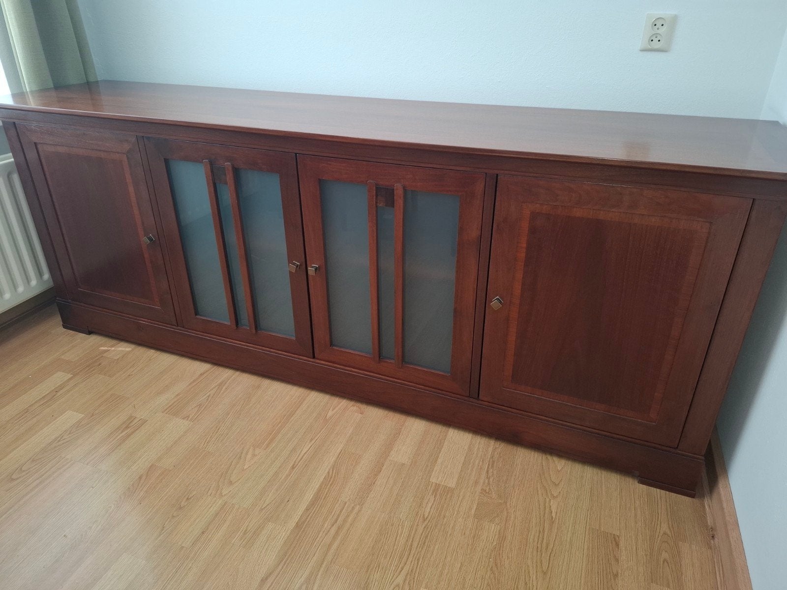 Mooi dressoir, 224 cm breed, zonder gebruikssporen, Met deur(en), Ophalen of Verzenden, Zo goed als nieuw, 200 cm of meer