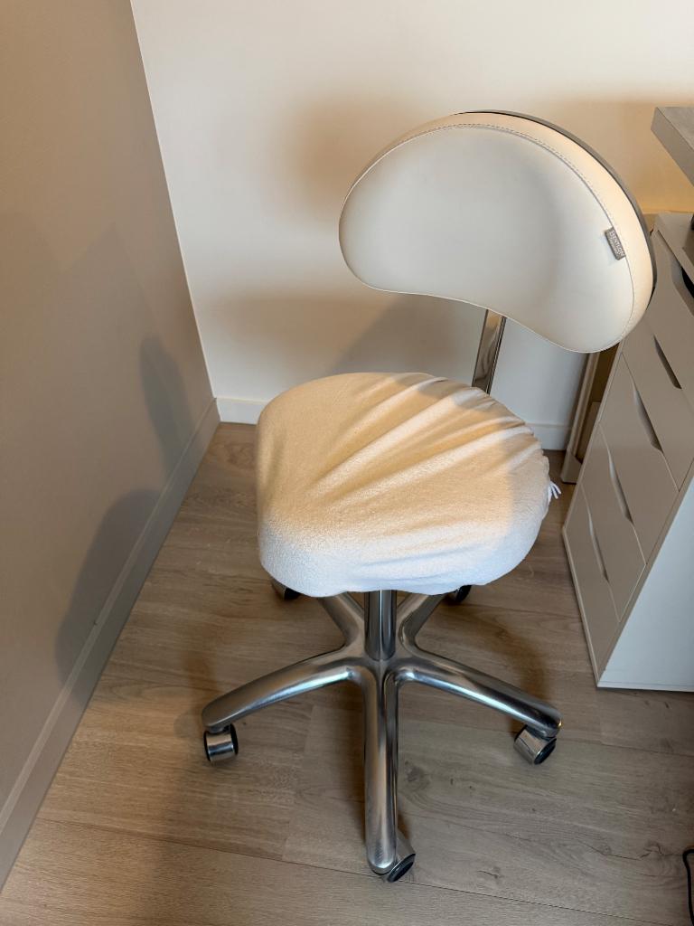 Zadelstoel schoonheidsspecialiste, Ophalen, Zo goed als nieuw