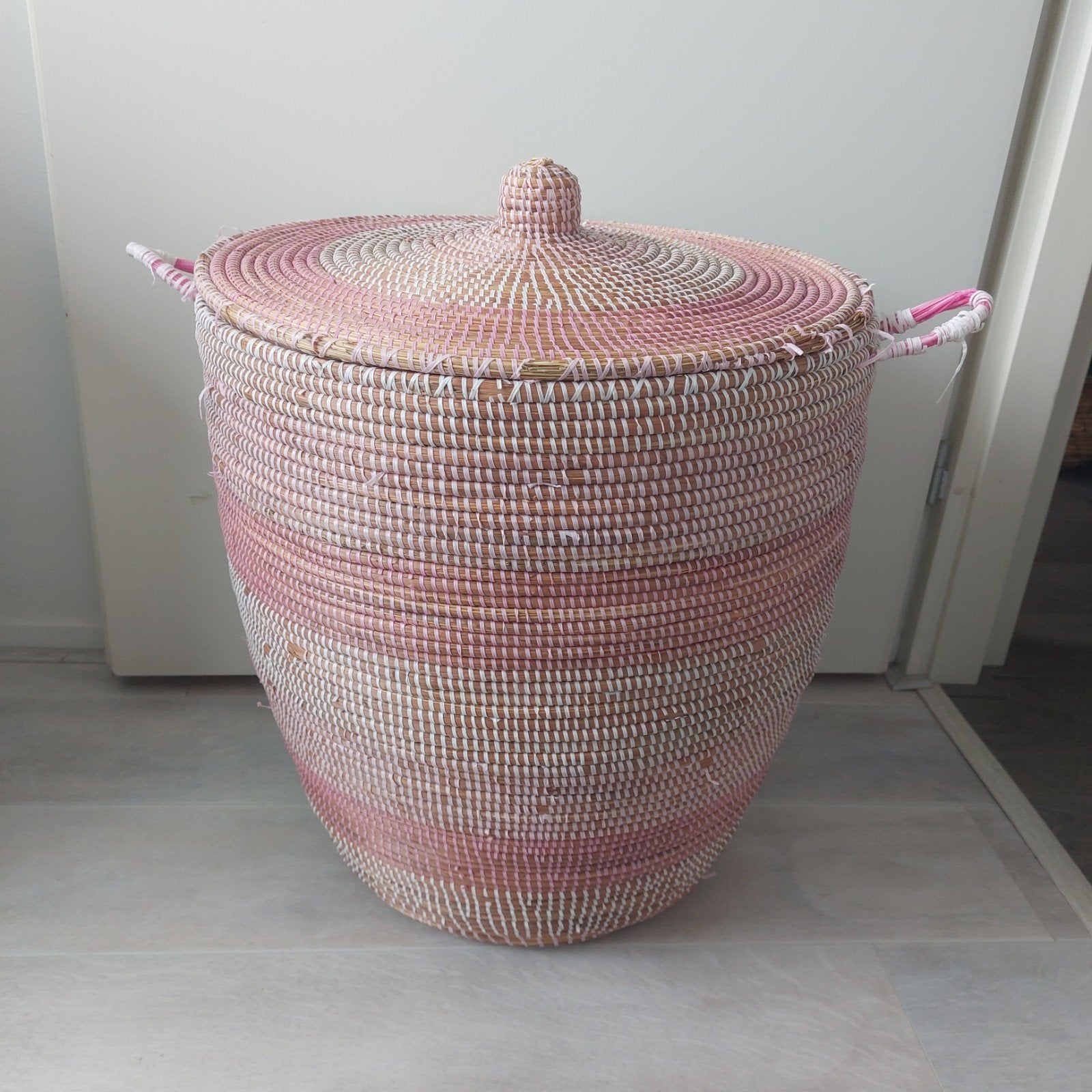 Grote rieten mand met deksel - 54cm hoog, Ophalen, Gebruikt, Mand, Rond