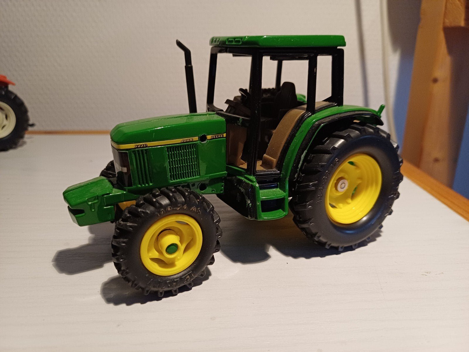 Britains Ertl John Deere 6210, Ophalen of Verzenden, Zo goed als nieuw, Tractor of Landbouw, Britains