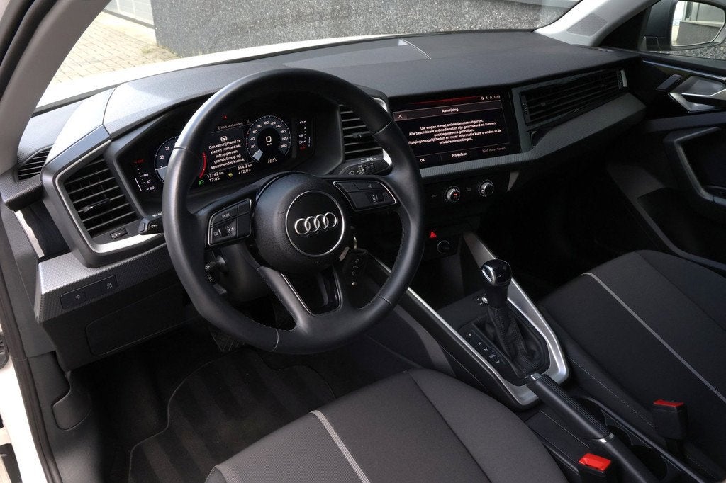 Audi A1 1.0 TFSI Sport | Automaat | Als nieuw!, Auto's, Audi, Stof, Zwart, 95 pk, Wit