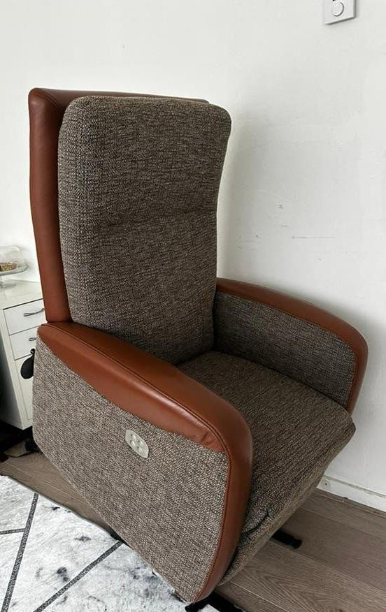 Perfect Sta op Stoel-Z.g.a.n.-Met Accu, Huis en Inrichting, Fauteuils, Ophalen, Minder dan 75 cm, Leer, Zo goed als nieuw