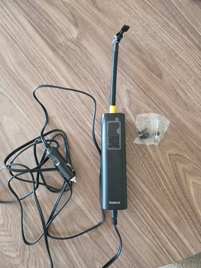 Baseus Draagbare Autoband Compressor met Zaklamp, Ophalen, Zo goed als nieuw