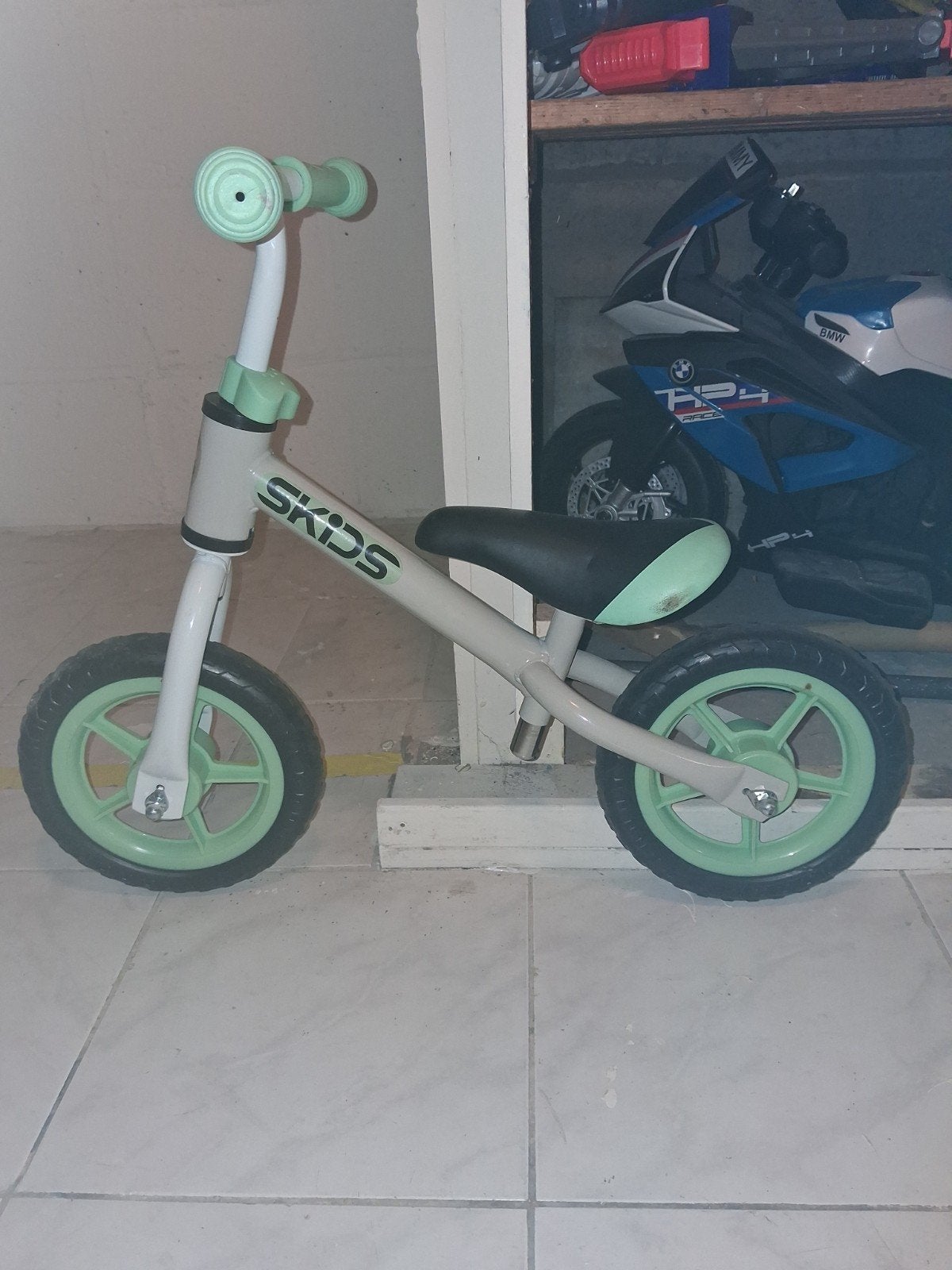 SKIDS loopfiets - Grijs met mintgroene accenten, Fietsen en Brommers, Fietsen | Kinderfietsjes, Ophalen, Zo goed als nieuw, Minder dan 16 inch