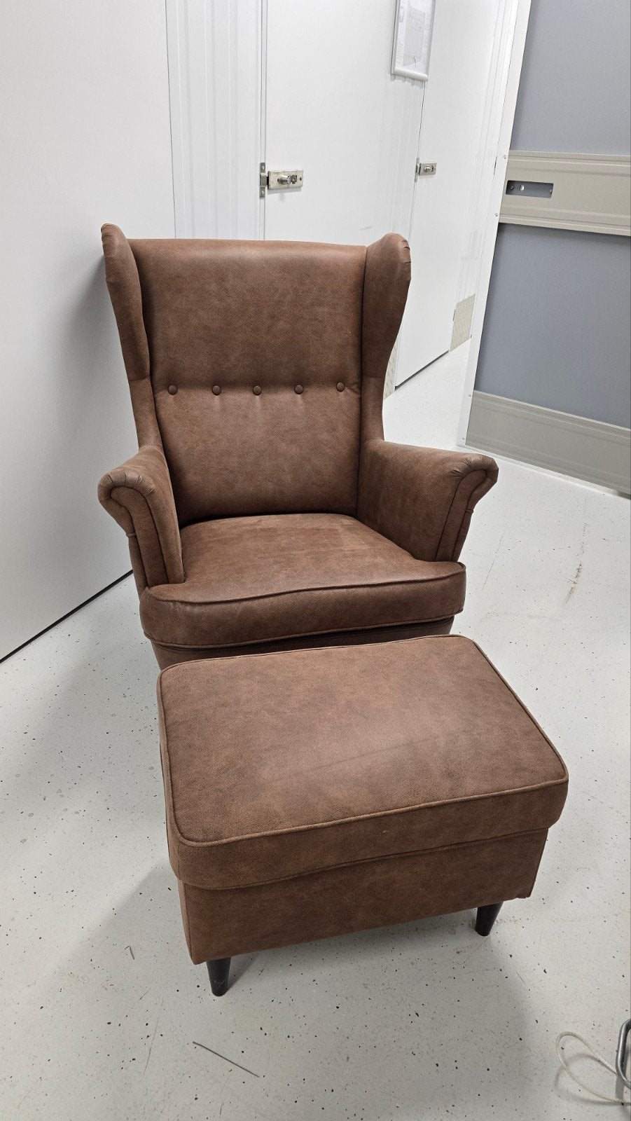 Ikea Strandmon - Bruin leer, Huis en Inrichting, Fauteuils, Ophalen, Klassiek, Comfortabel, Zo goed als nieuw, 50 tot 75 cm