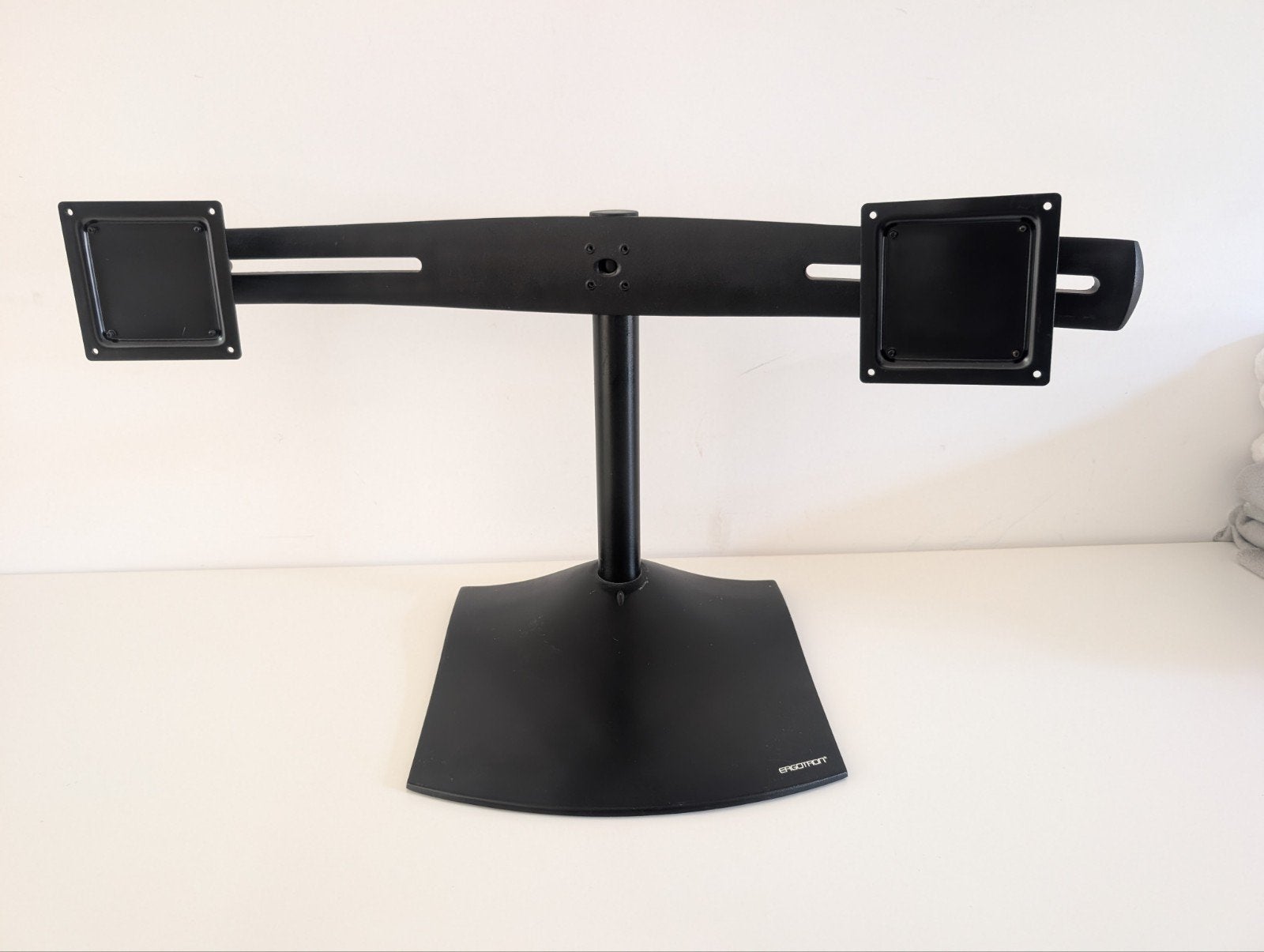Ergotron DS100 Dual Monitor Desk Standard, Computers en Software, Monitoren, Ophalen, Gebruikt, Ergotron, In hoogte verstelbaar
