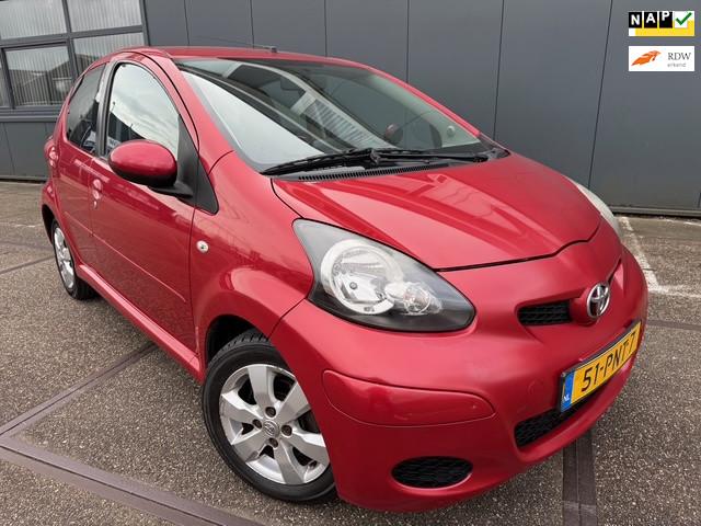 Toyota Aygo 1.0-12V Aspiration Red Navigator |NAP|NAVI|TREKH, Auto's, Toyota, Voorwielaandrijving, Euro 5, Gebruikt, 4 stoelen