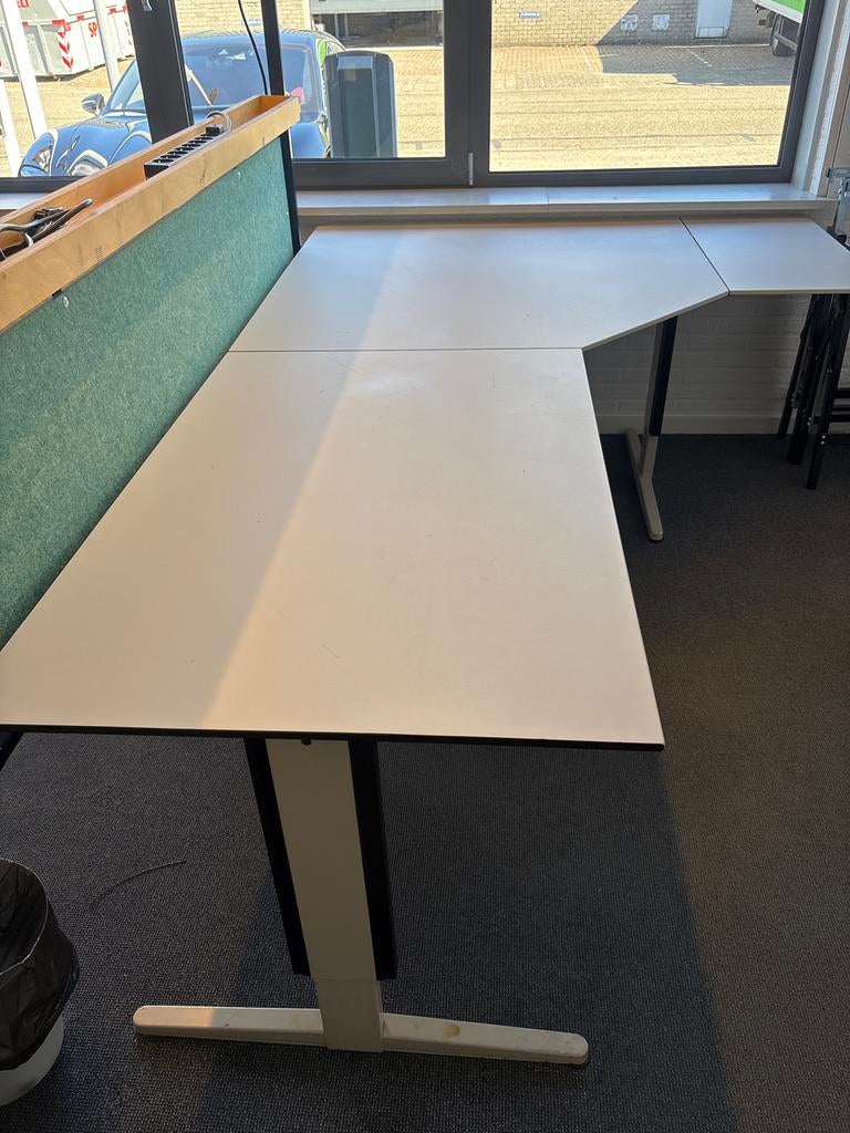In hoogte verstelbaar bureau met schroefverbinding, Huis en Inrichting, Bureaus, Ophalen, Gebruikt