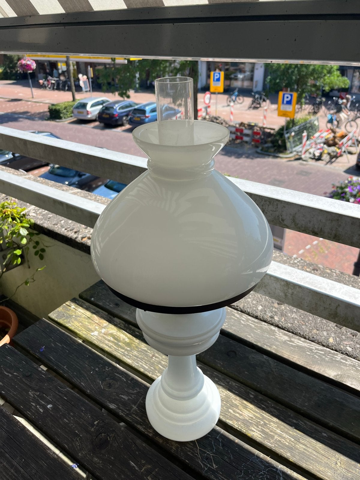 Antieke olielamp, wit opaline glas, 58 cm hoog, Ophalen