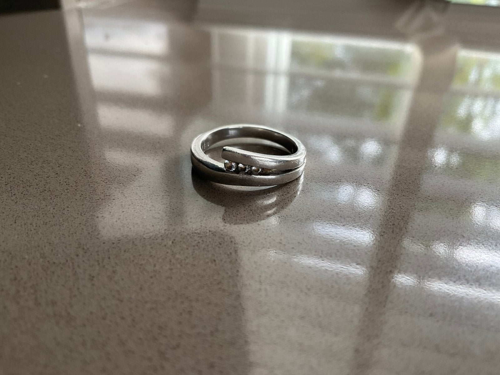Zilveren ringetje met 3 kleine strass steentjes, Sieraden, Tassen en Uiterlijk, Ophalen of Verzenden, Zo goed als nieuw, 17 tot 18