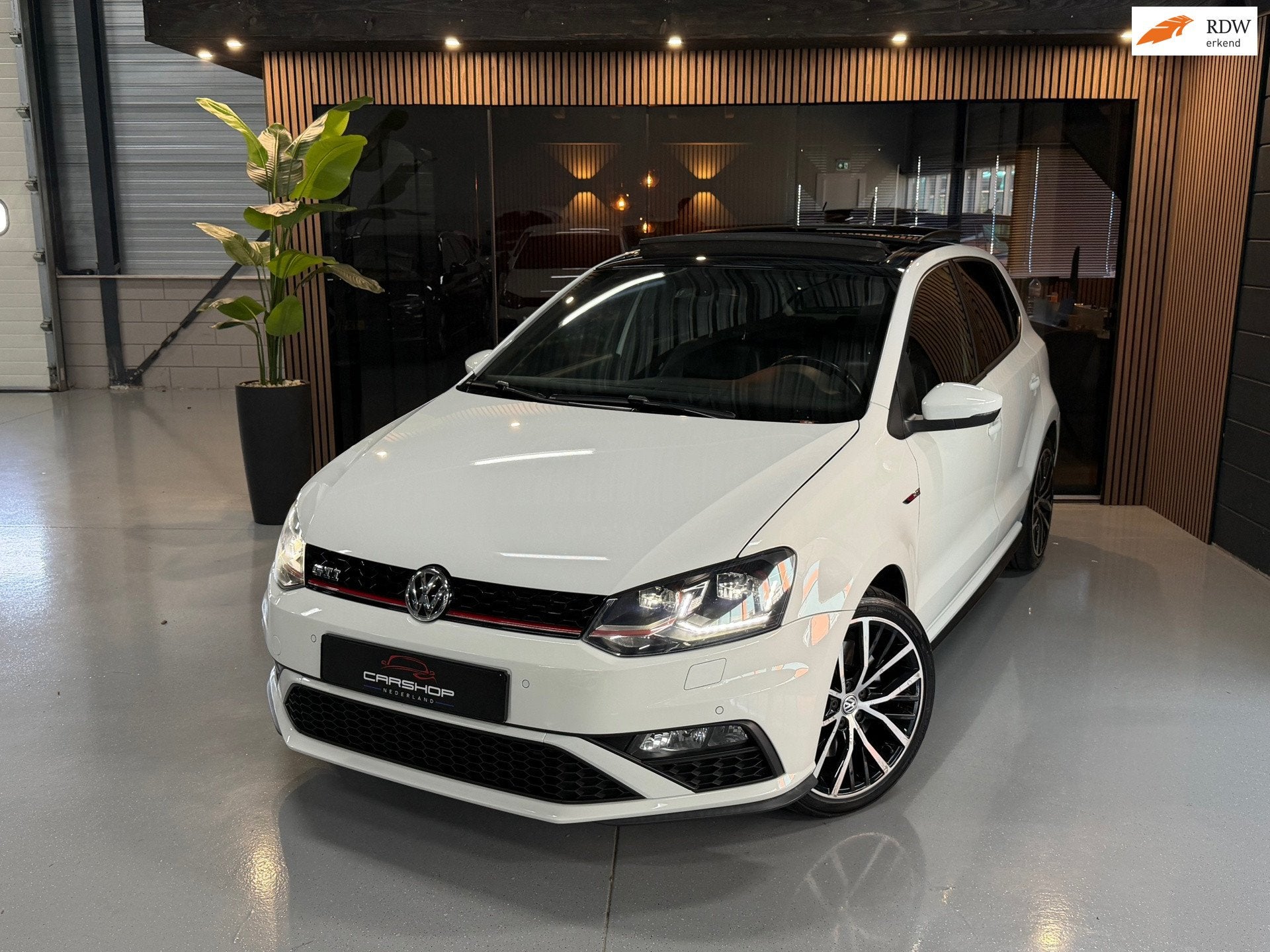Volkswagen Polo 1.8 TSI GTI PANO/STOELVRM/CAMERA/PDC/LED, Auto's, Voorwielaandrijving, Zwart, Wit, Bedrijf