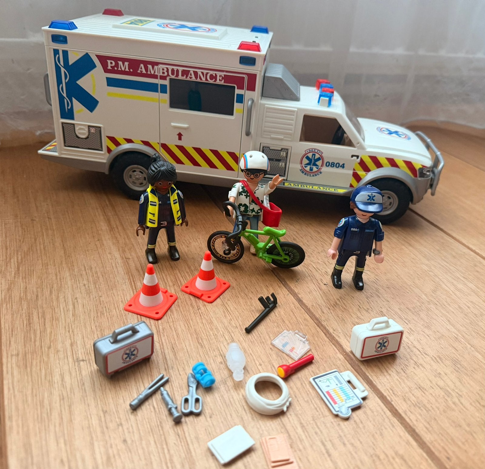 Playmobil city action ambulance 70936