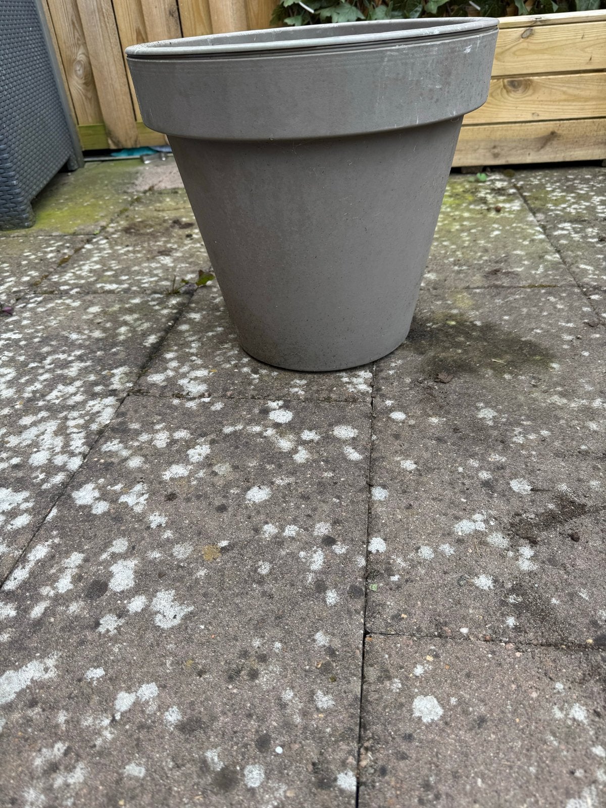 Grijze kunststof bloempot voor buiten, Huis en Inrichting, Ophalen, Gebruikt
